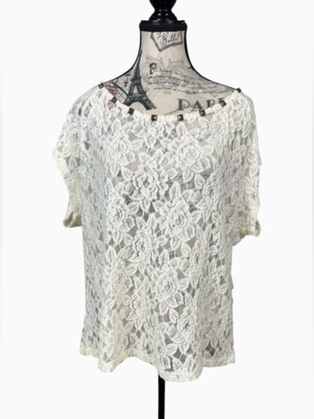 Torrid Ivory Floral Lace Blouse Button down Back Metal Neckline size 0 US Size L